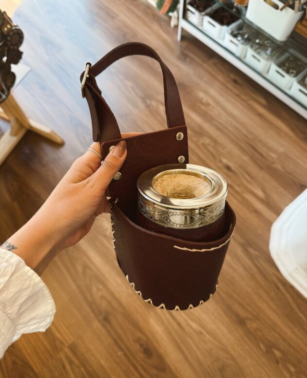 PORTA MATE CUERO PARA AUTO