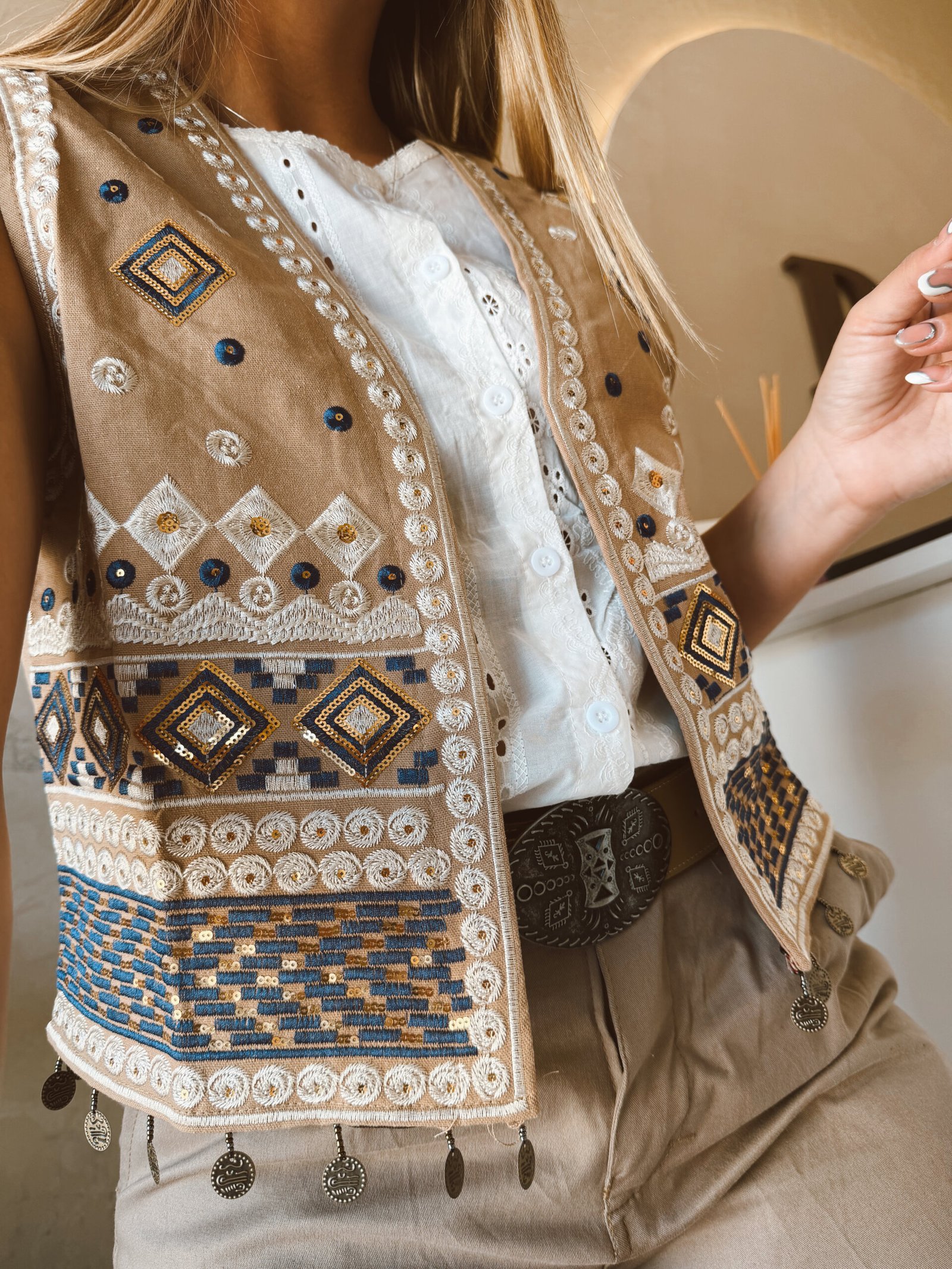CHALECO BORDADO NINA CAMEL - Image 3