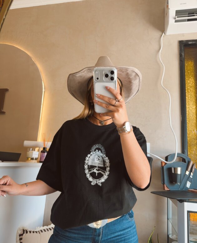 REMERA ESCUDO NACIONAL NEGRO ALGODON