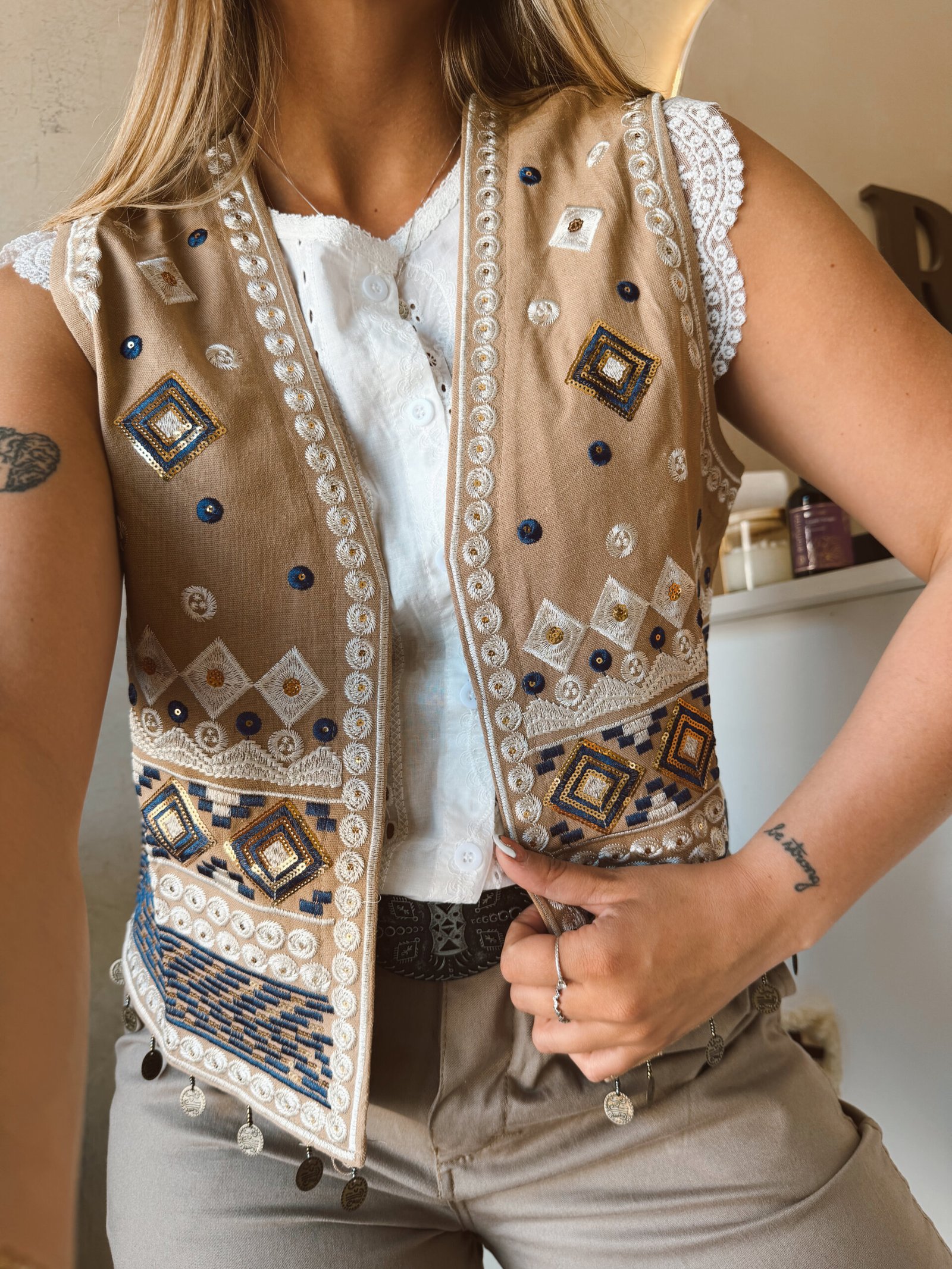 CHALECO BORDADO NINA CAMEL