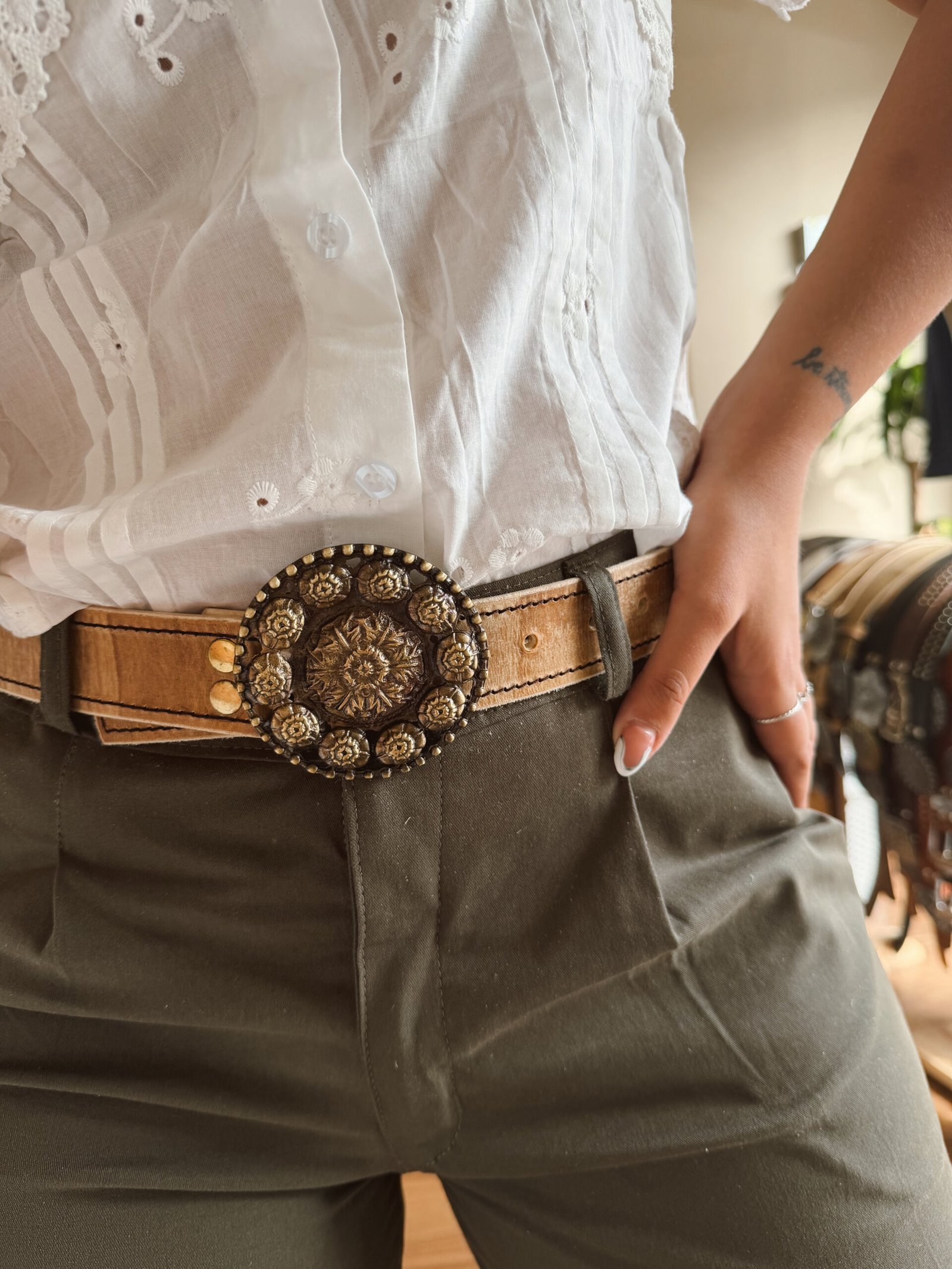 CINTO CUERO CRUDO BOTON TRABAJADO