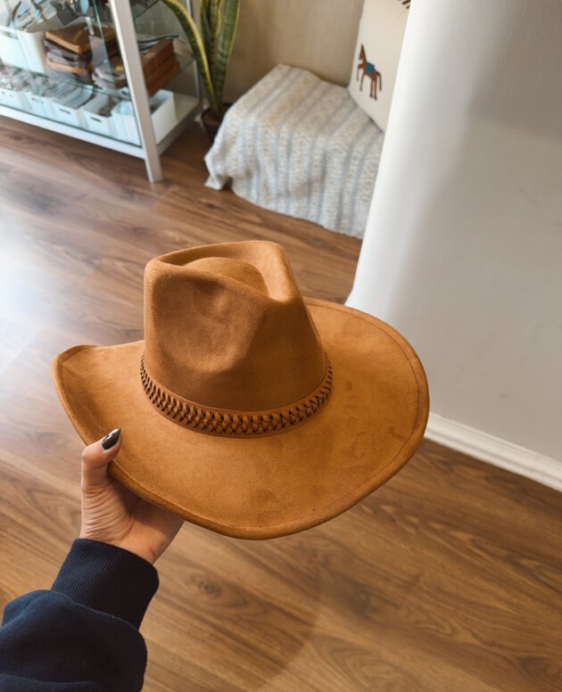 SOMBRERO GAMUZADO TIRA TRENZADA SUELA