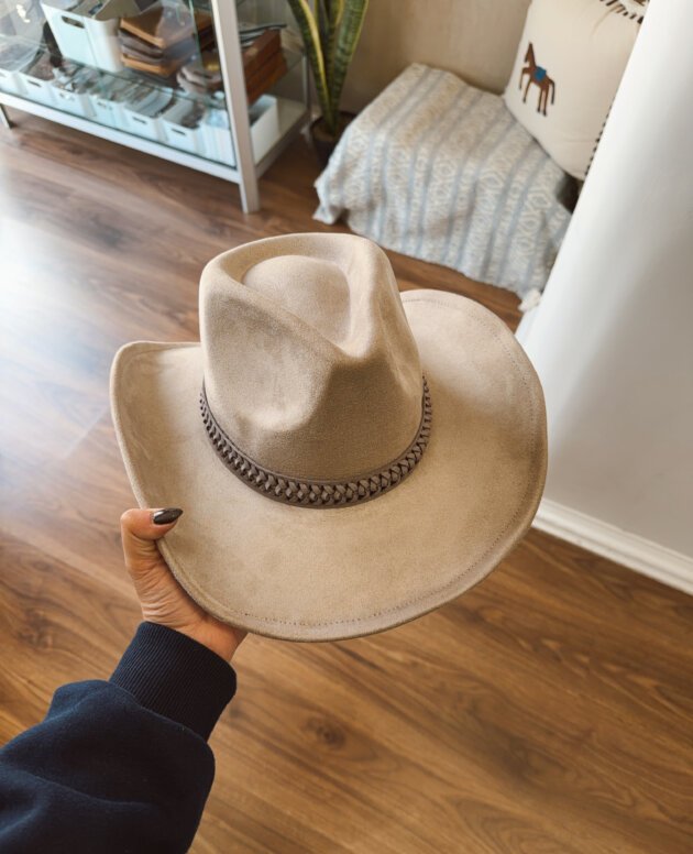 SOMBRERO GAMUZADO TIRA TRENZADA BEIGE