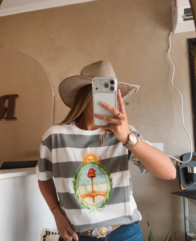 REMERA ALGODON ESCUDO NACIONAL GRIS