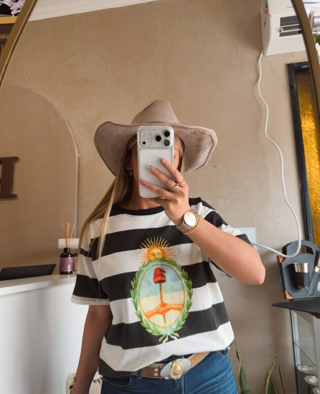 REMERA ALGODON ESCUDO NACIONAL NEGRO