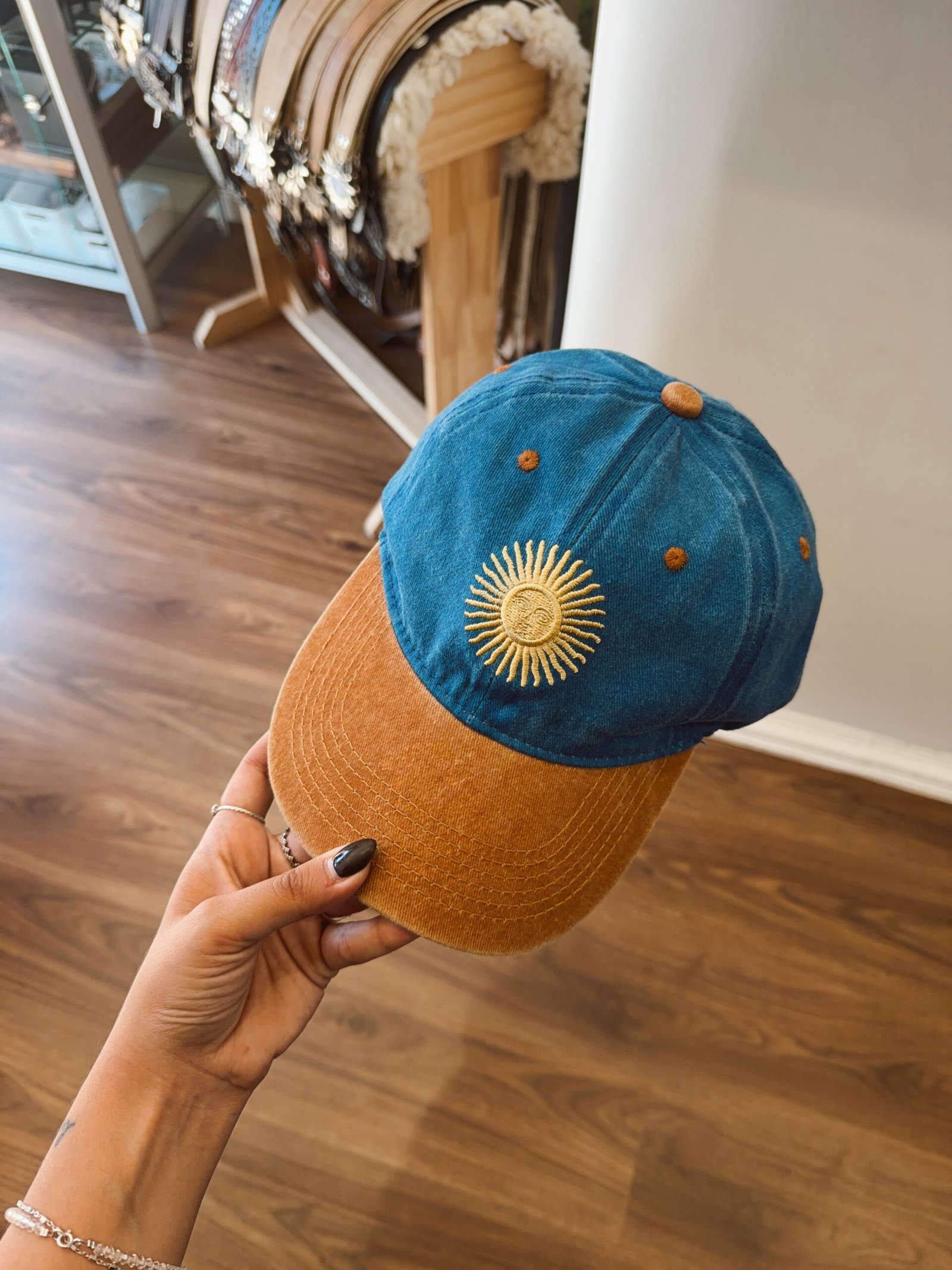 GORRA BORDADA COMBINADA NARANJA Y CELESTE - Image 2