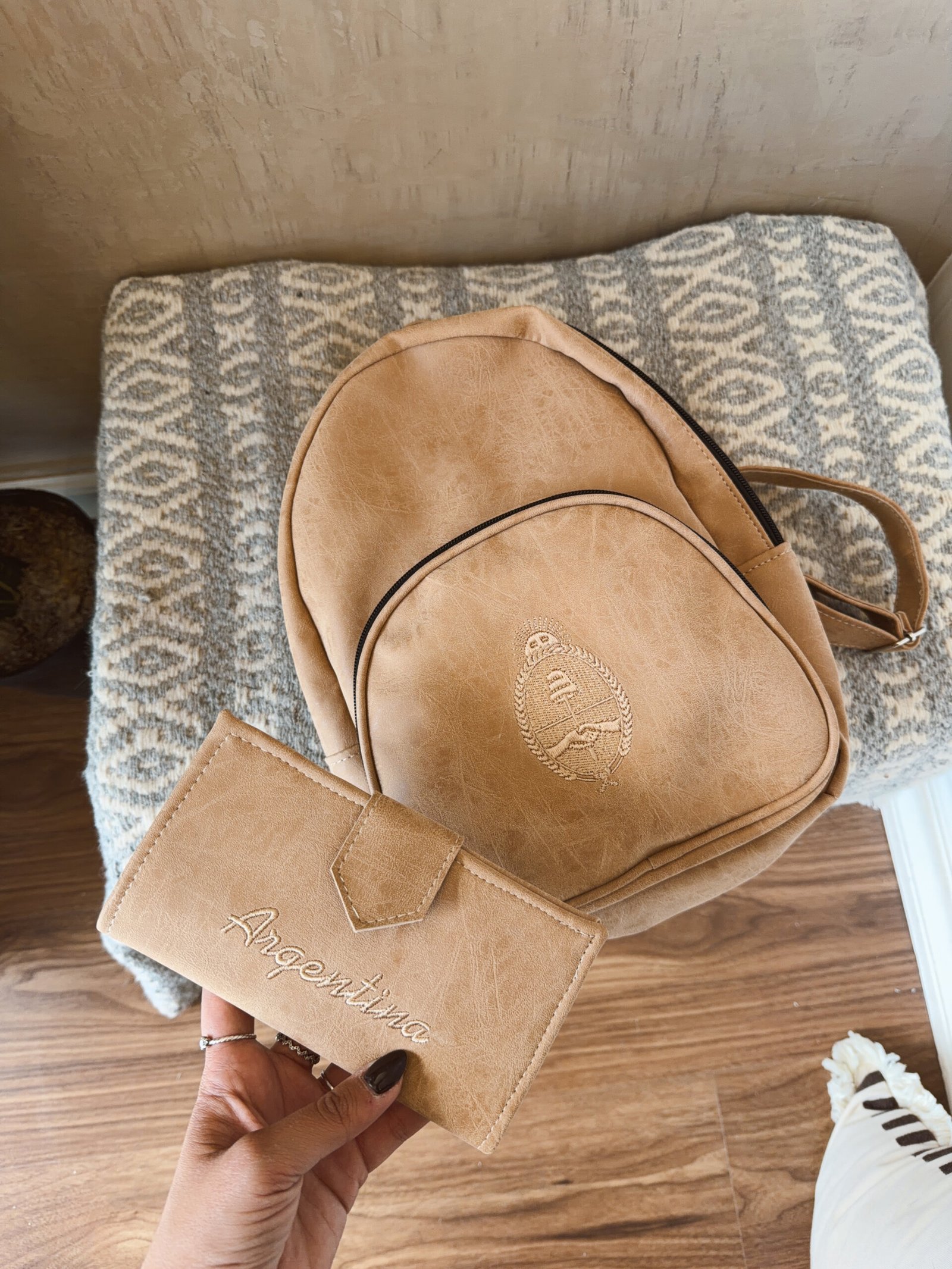 MOCHILA NATURAL ESCUDO BORDADA - Image 3