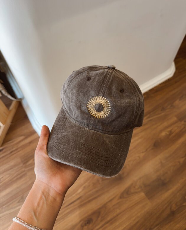 GORRA BORDADA SOLCITO MARRON