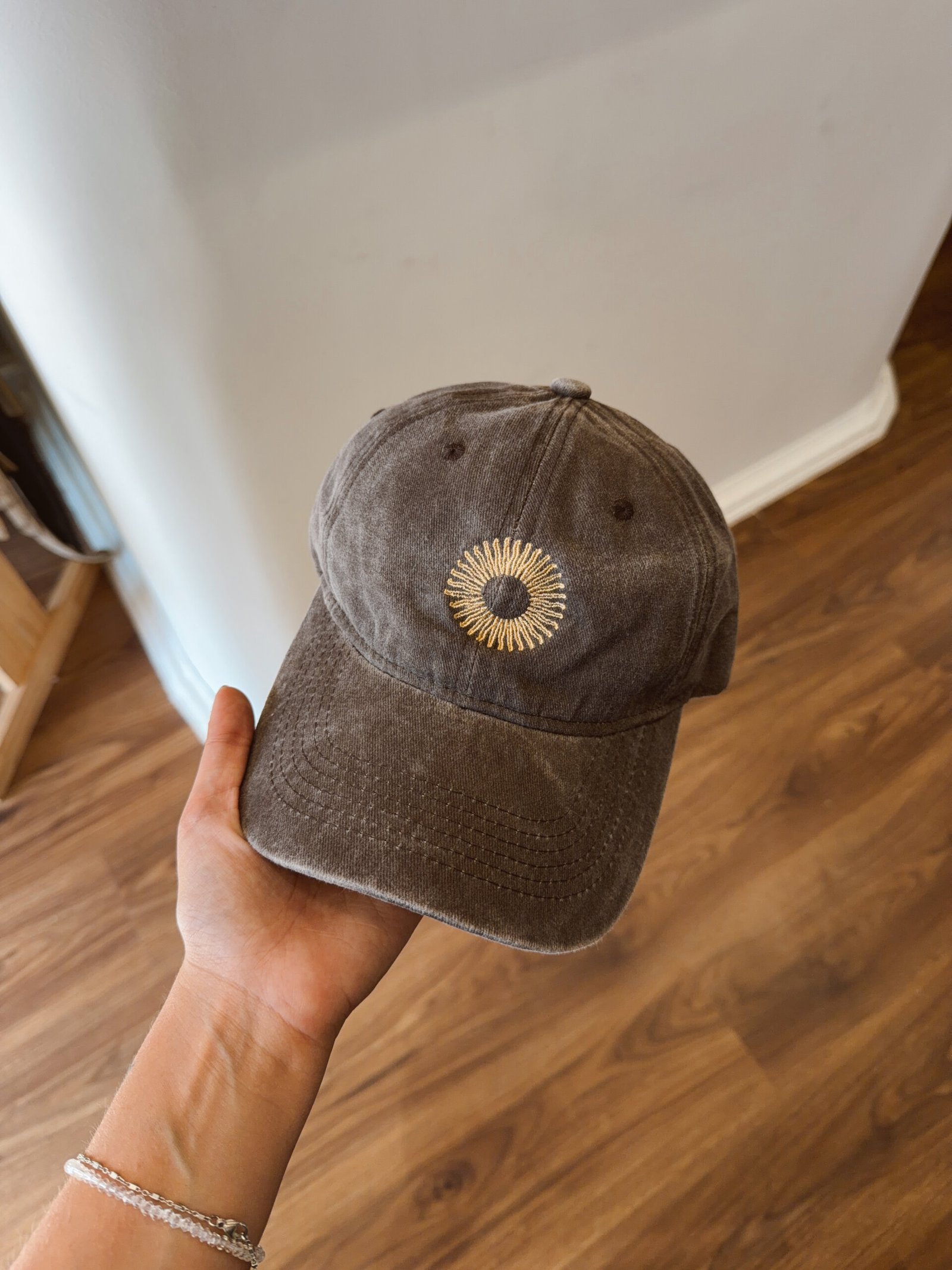 GORRA BORDADA SOLCITO MARRON