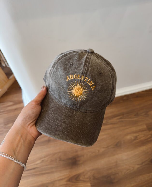 GORRA BORDADA ARG Y SOL MARRON