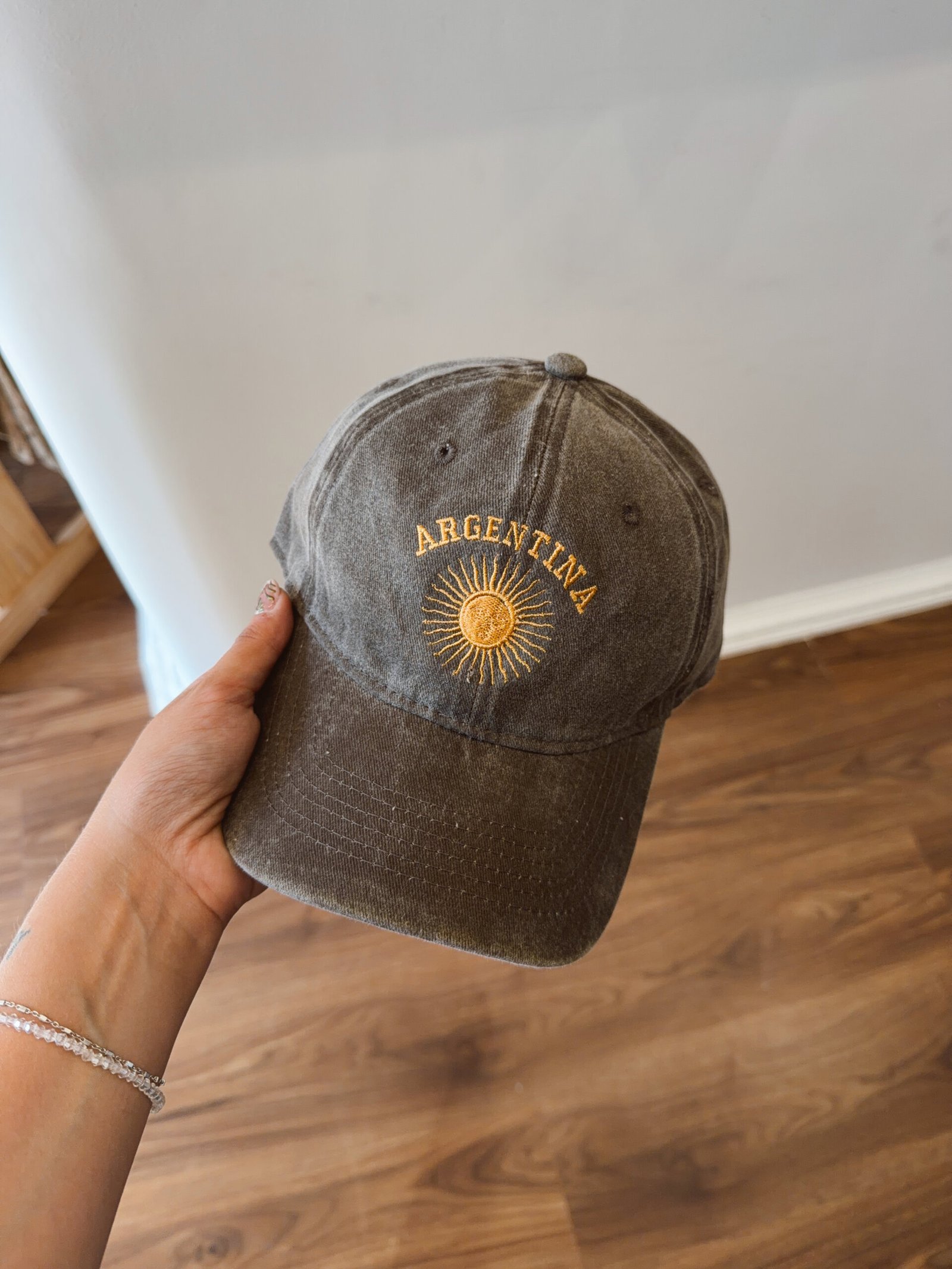 GORRA BORDADA ARG Y SOL MARRON