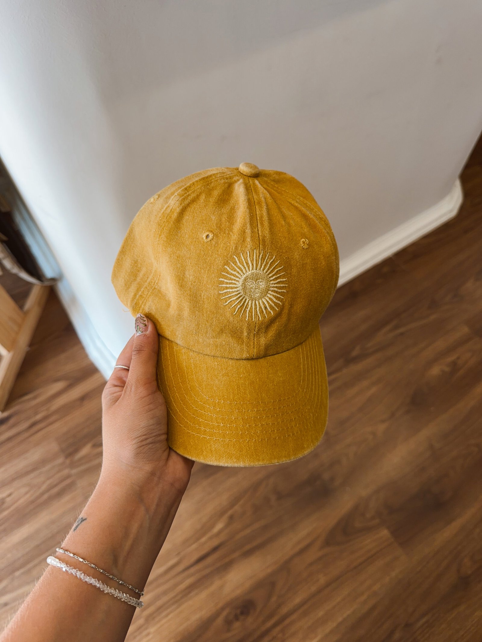 GORRA SOL BORDADA MOSTAZA