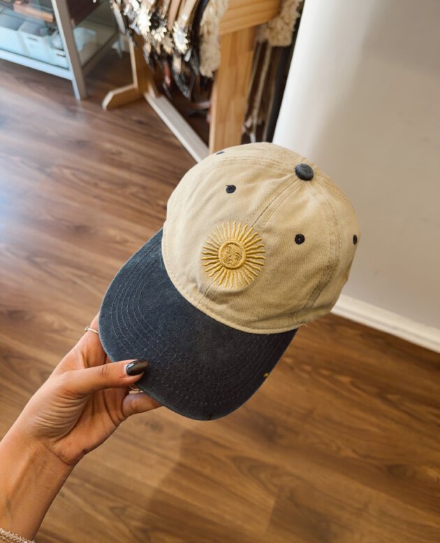 GORRA BORDADA COMBINADA AZUL Y NATURAL