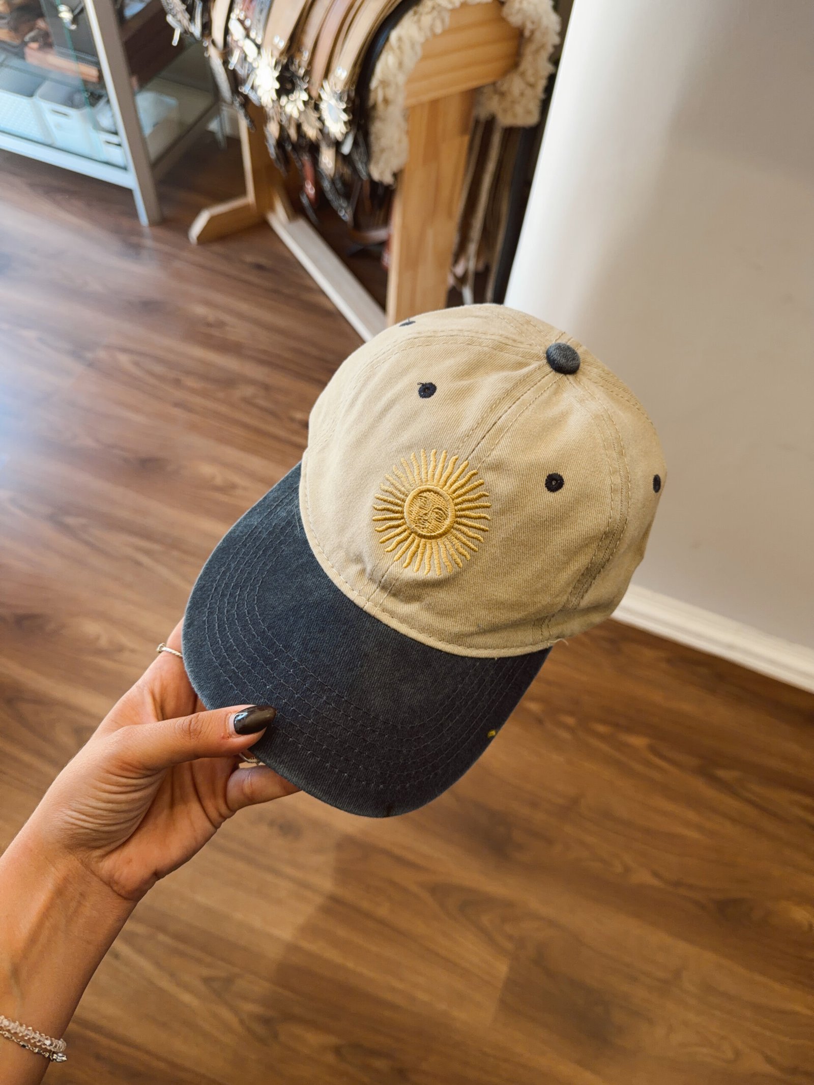 GORRA BORDADA COMBINADA AZUL Y NATURAL