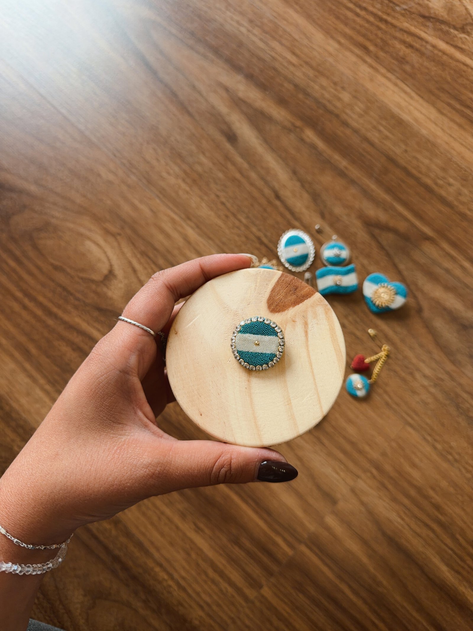 ESCARAPELA REDONDA STRASS - Image 2