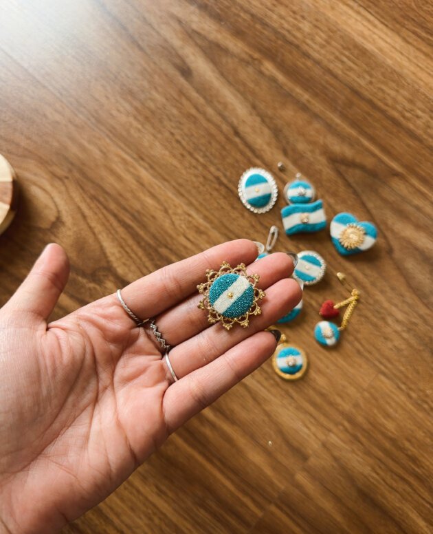 ESCARAPELA REDONDA BORDE DORADO