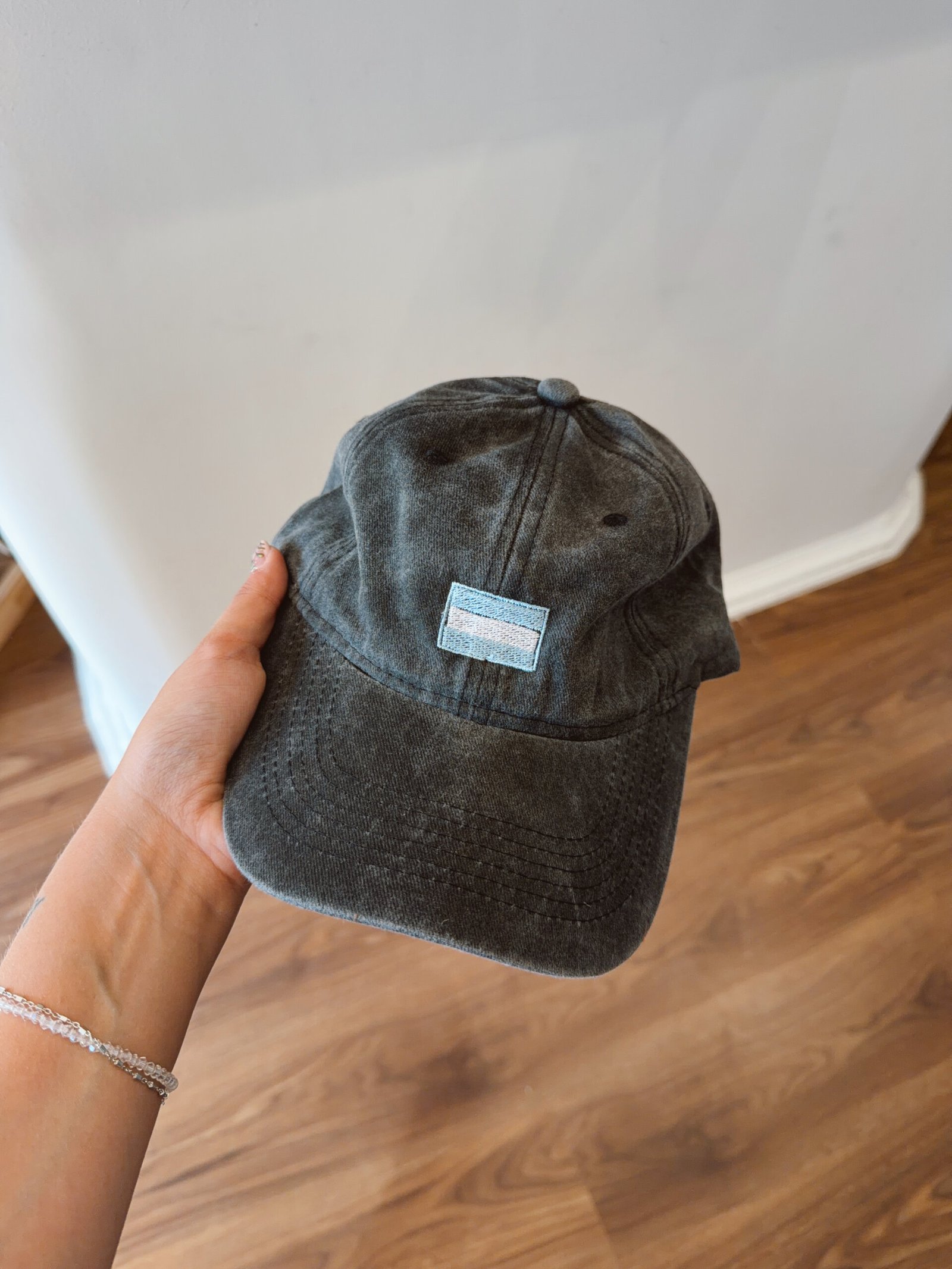 GORRA BORDADA BANDERA ARG GRIS