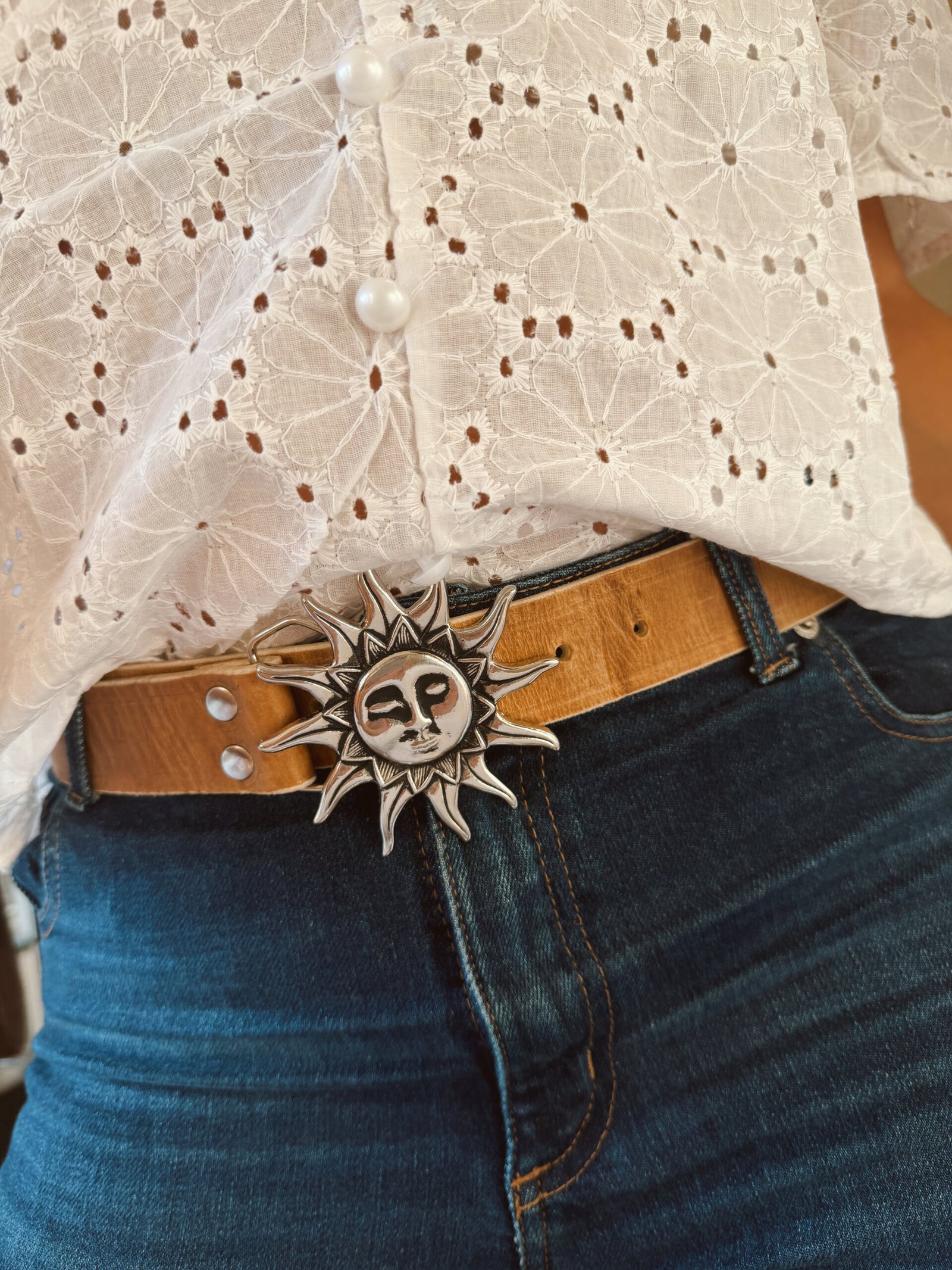 CINTO SOL CON CARA PLATEADO CUERO CRUDO - Image 2