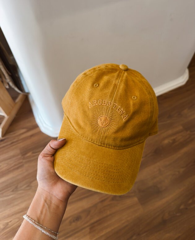 GORRA BORDADA ARG Y SOL MOSTAZA