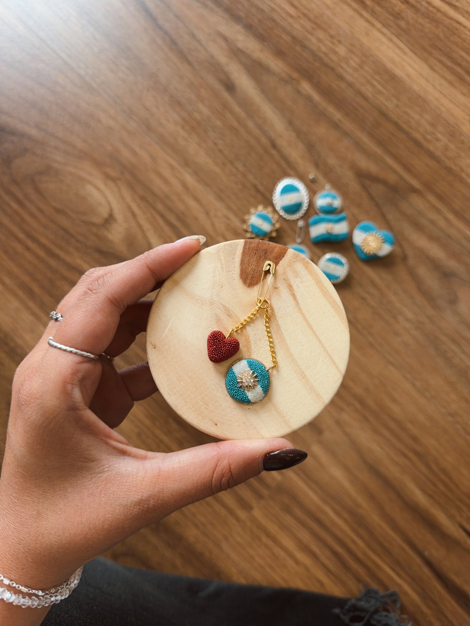 ESCARAPELA MONEDA Y CORAZON - Image 2