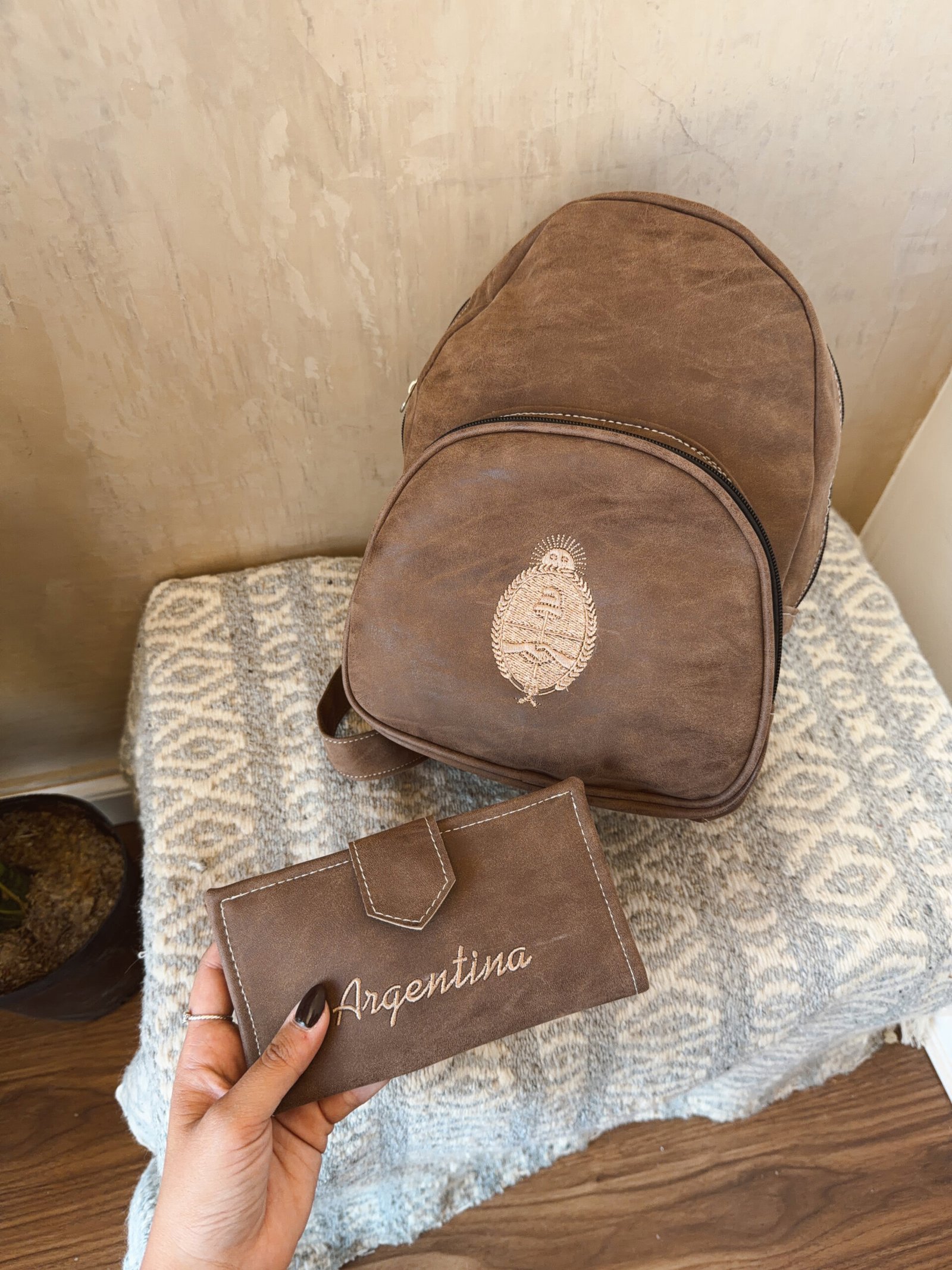 MOCHILA MARRON ESCUDO BORDADA - Image 3