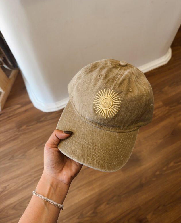 GORRA BORDADA LISA BEIGE