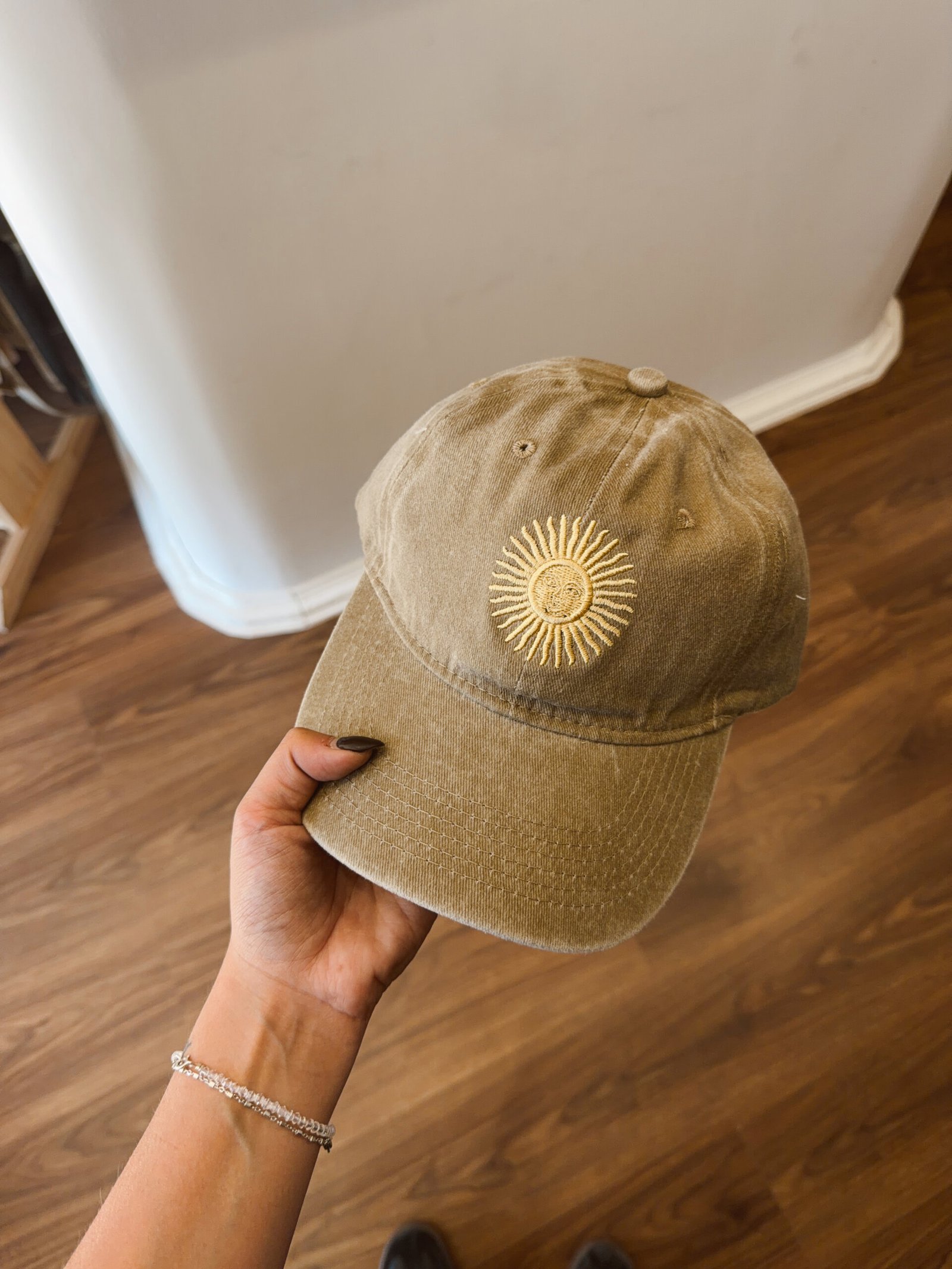 GORRA BORDADA LISA BEIGE