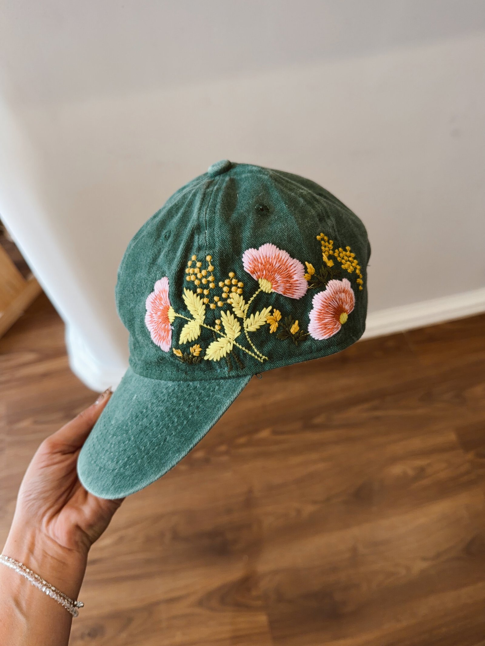 GORRA BORDADA FLORES VERDE