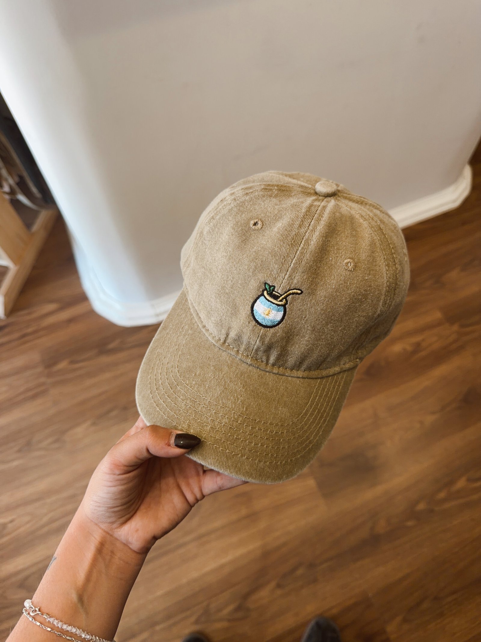 GORRA BORDADA MATE BEIGE