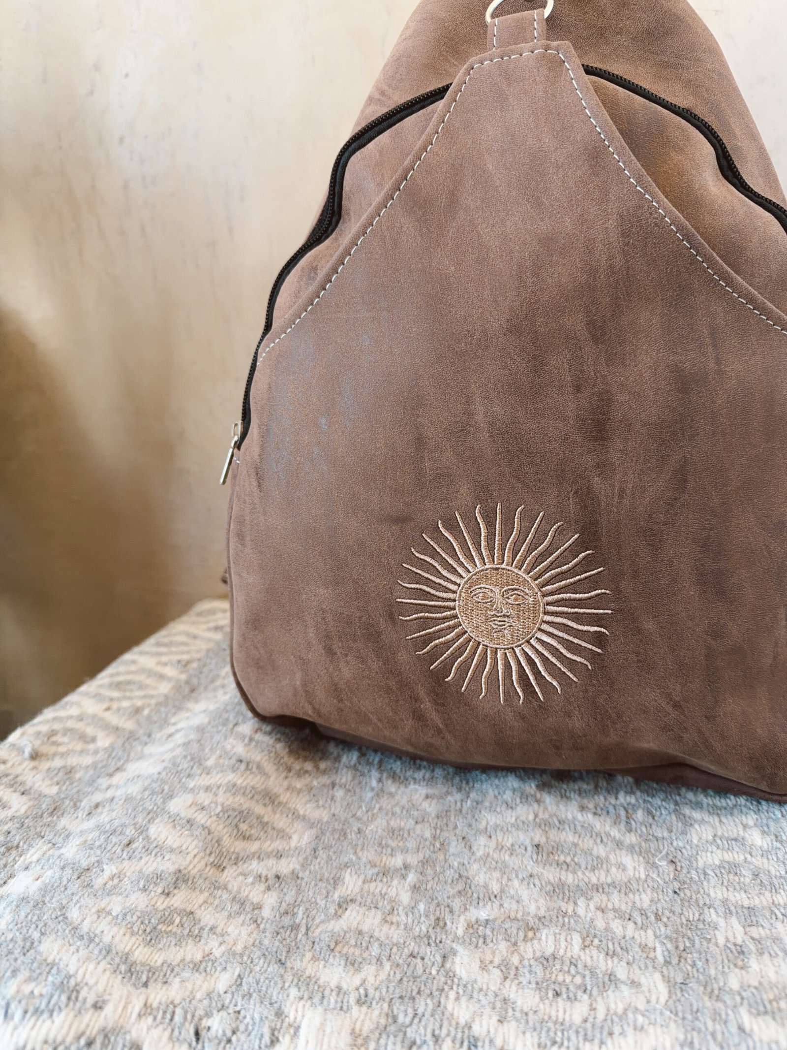 MOCHILA MARRON SOL BORDADA - Image 2
