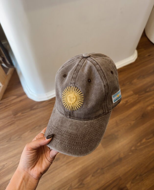 GORRA BORDADA LISA MARRON CON BANDERA Y SOL