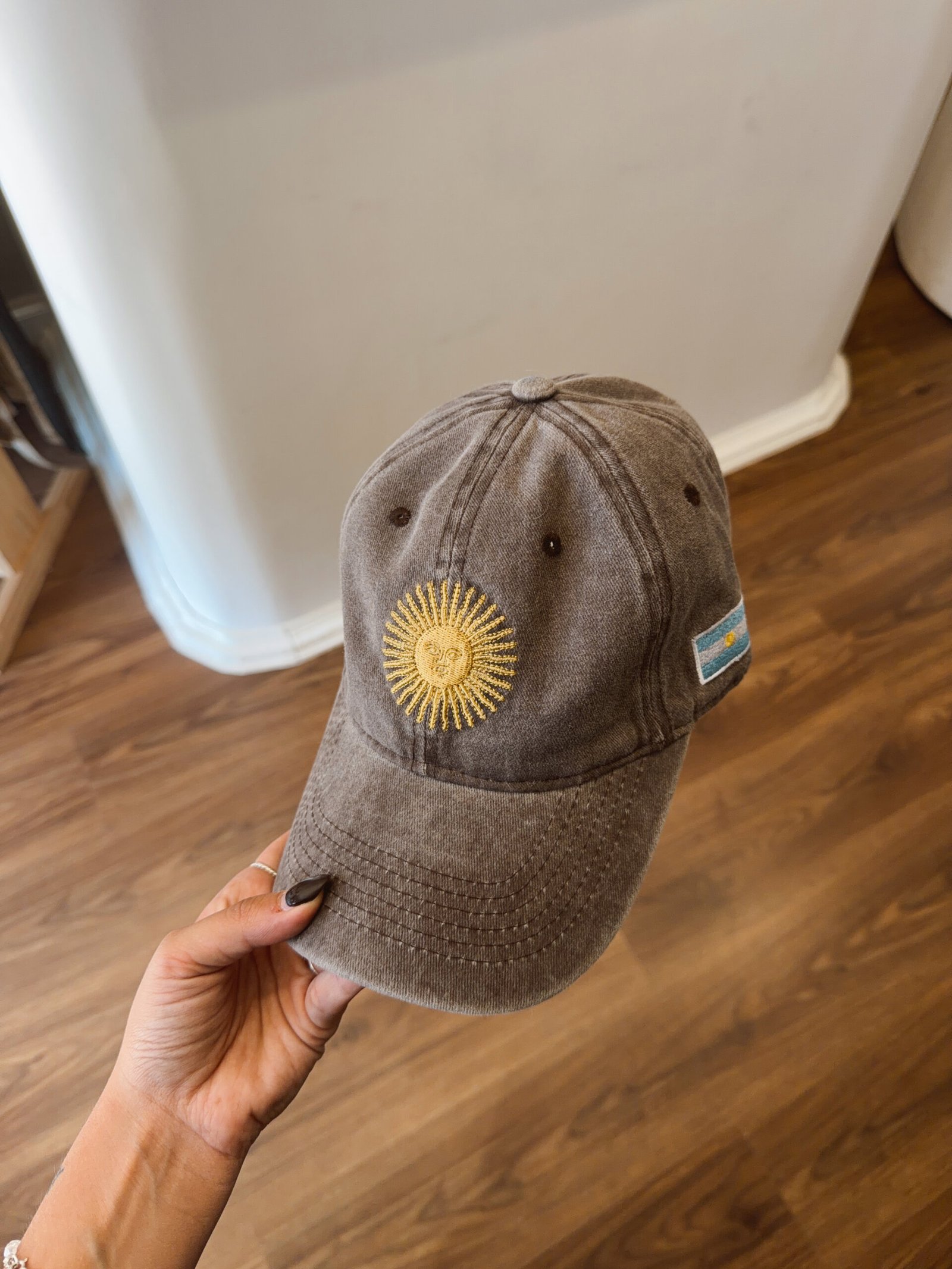 GORRA BORDADA LISA MARRON CON BANDERA Y SOL