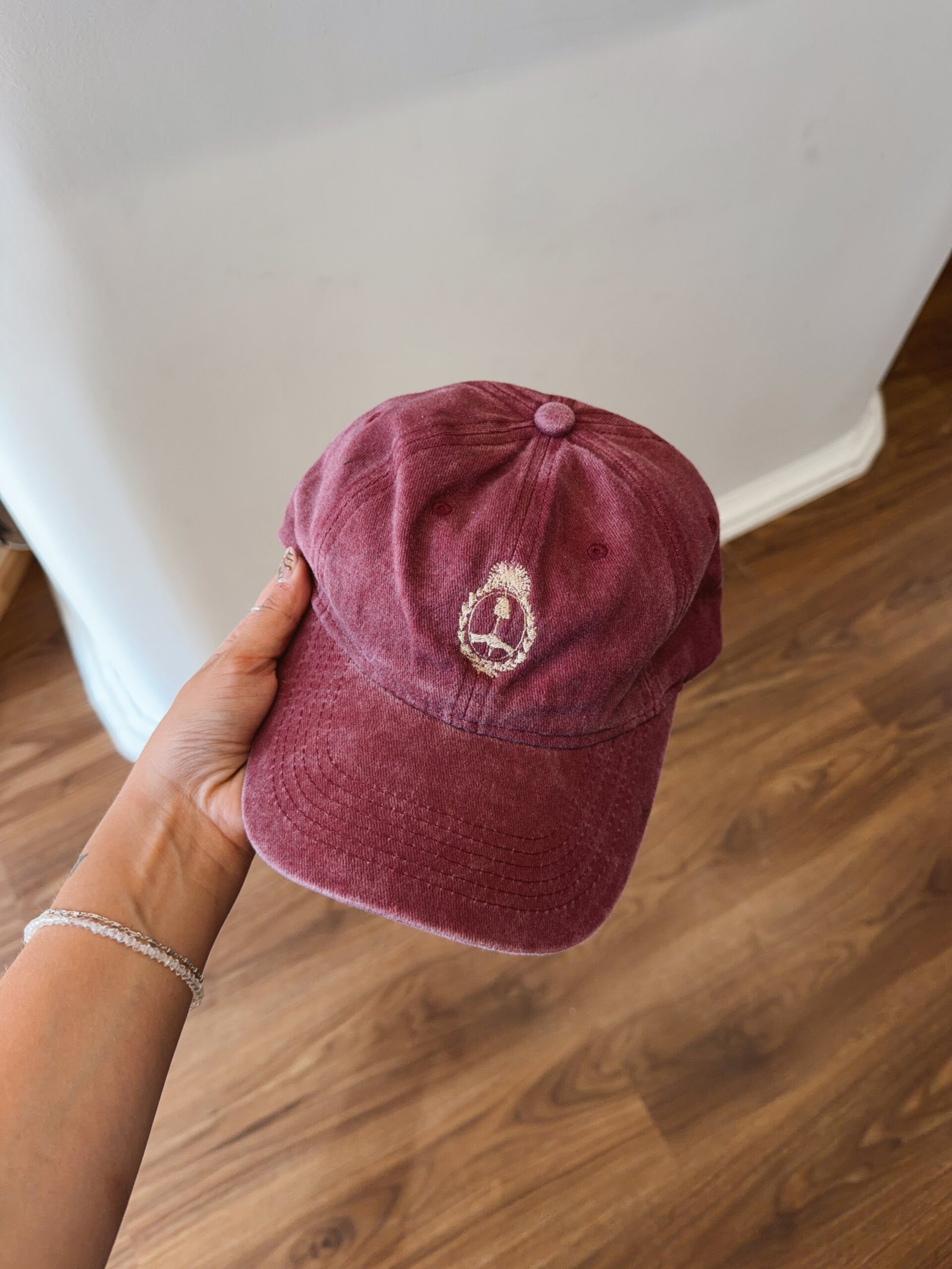 GORRA ESCUDO NACIONAL BORDADA ROSA