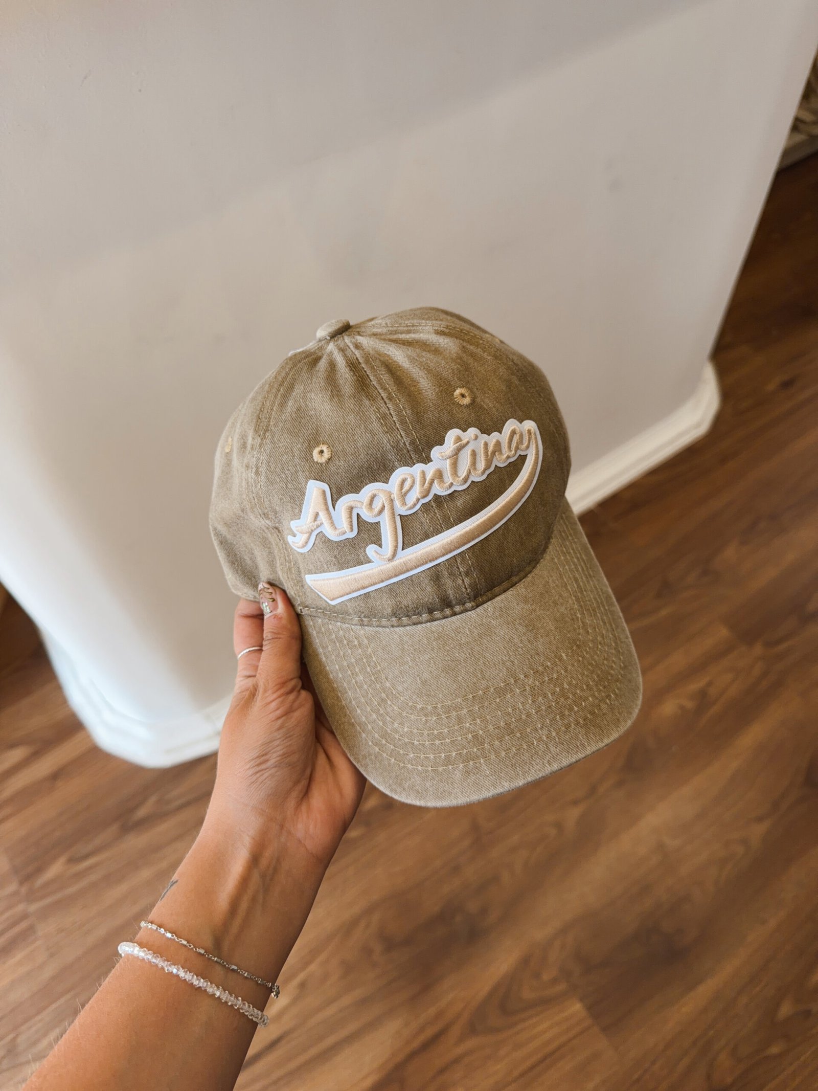 GORRA BORDADA ARGENTINA BEIGE