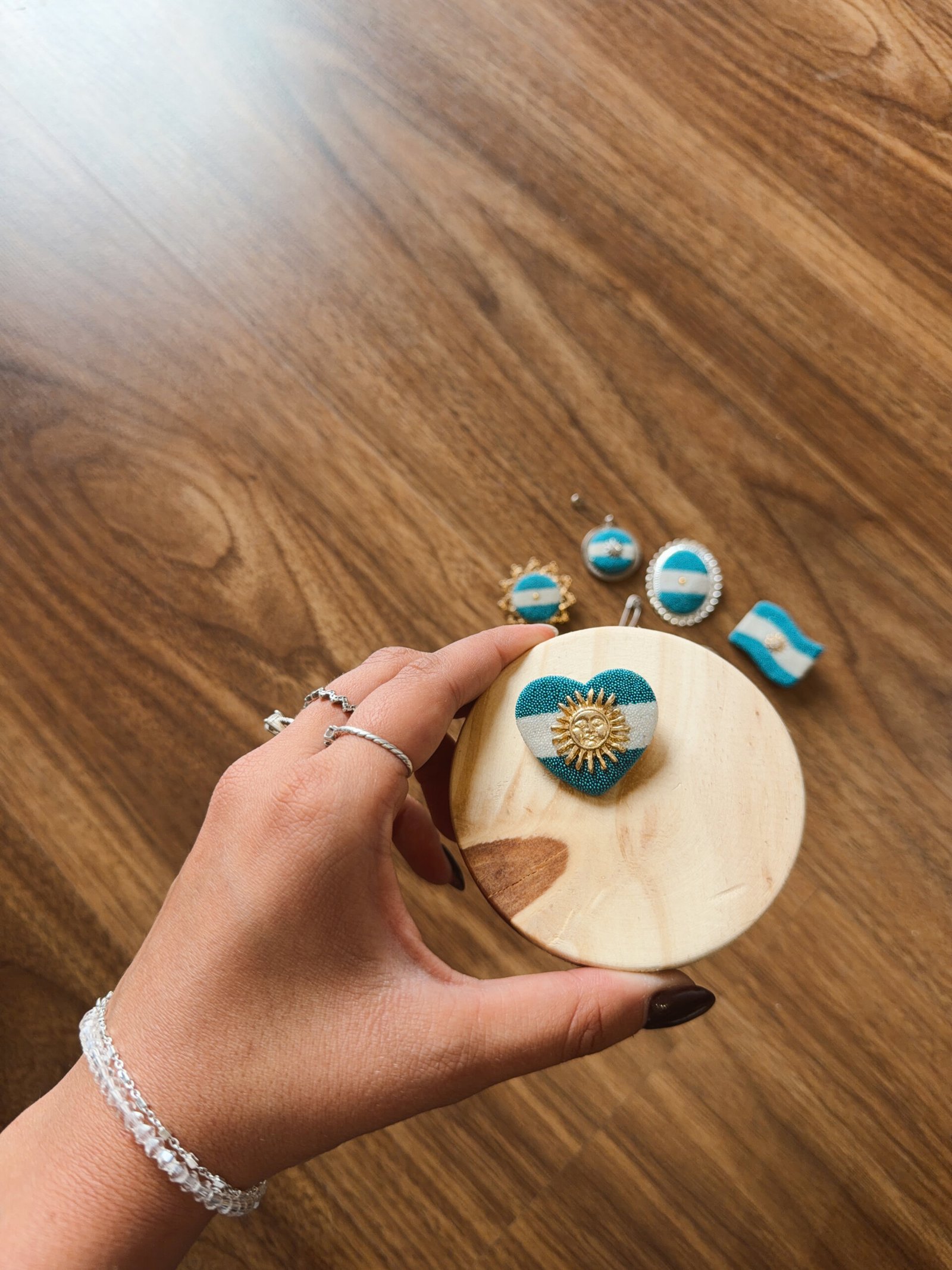 ESCARAPELA CORAZON CON SOL - Image 2