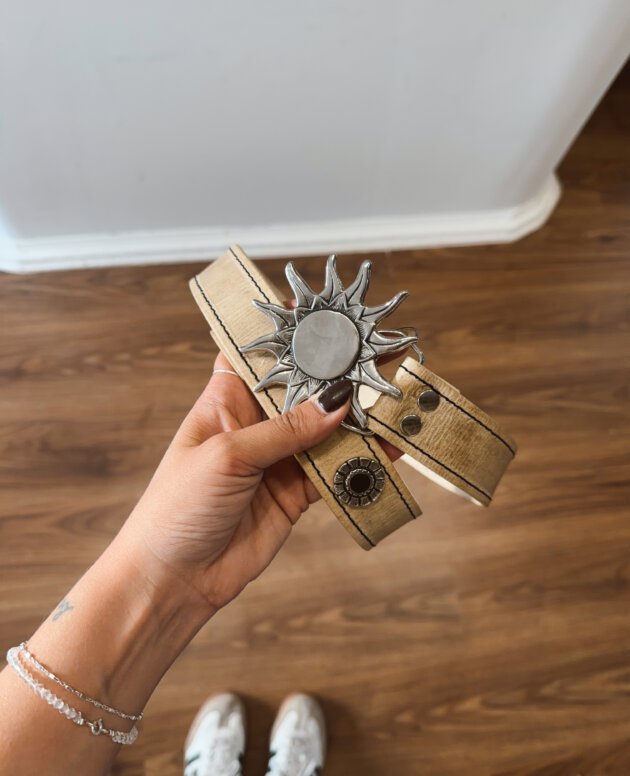 CINTO SOL LISO PLATEADO CUERO CRUDO Y APLIQUES COCIDO