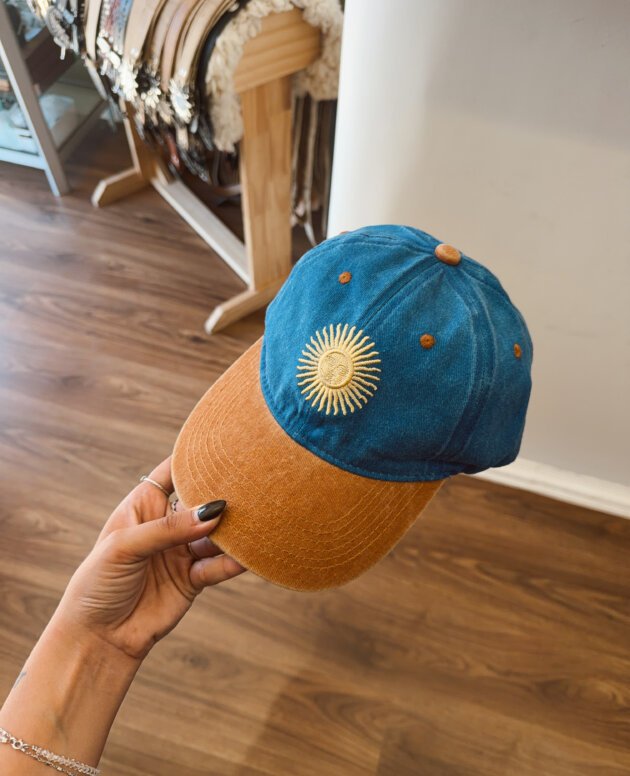 GORRA BORDADA COMBINADA NARANJA Y CELESTE