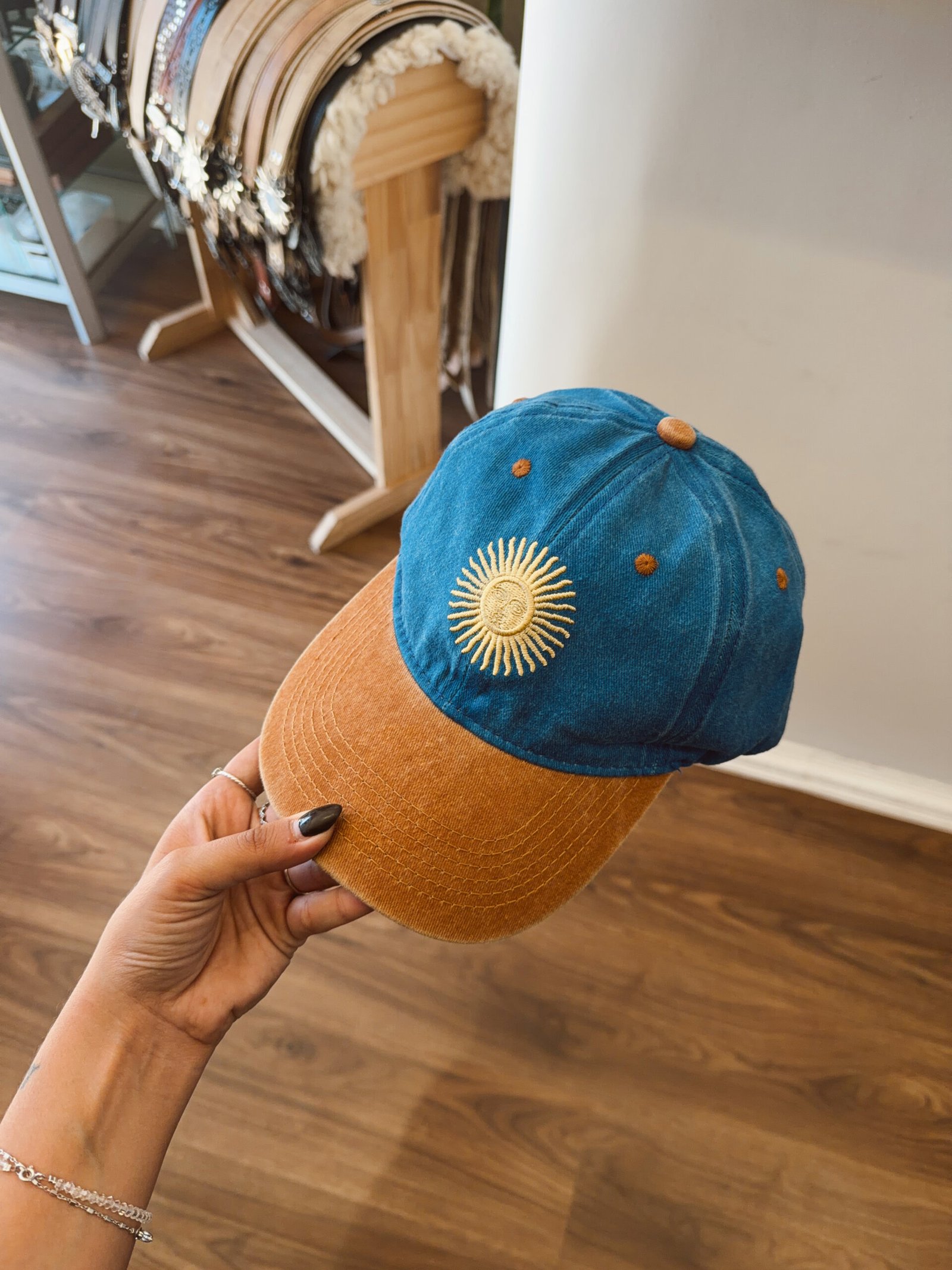 GORRA BORDADA COMBINADA NARANJA Y CELESTE
