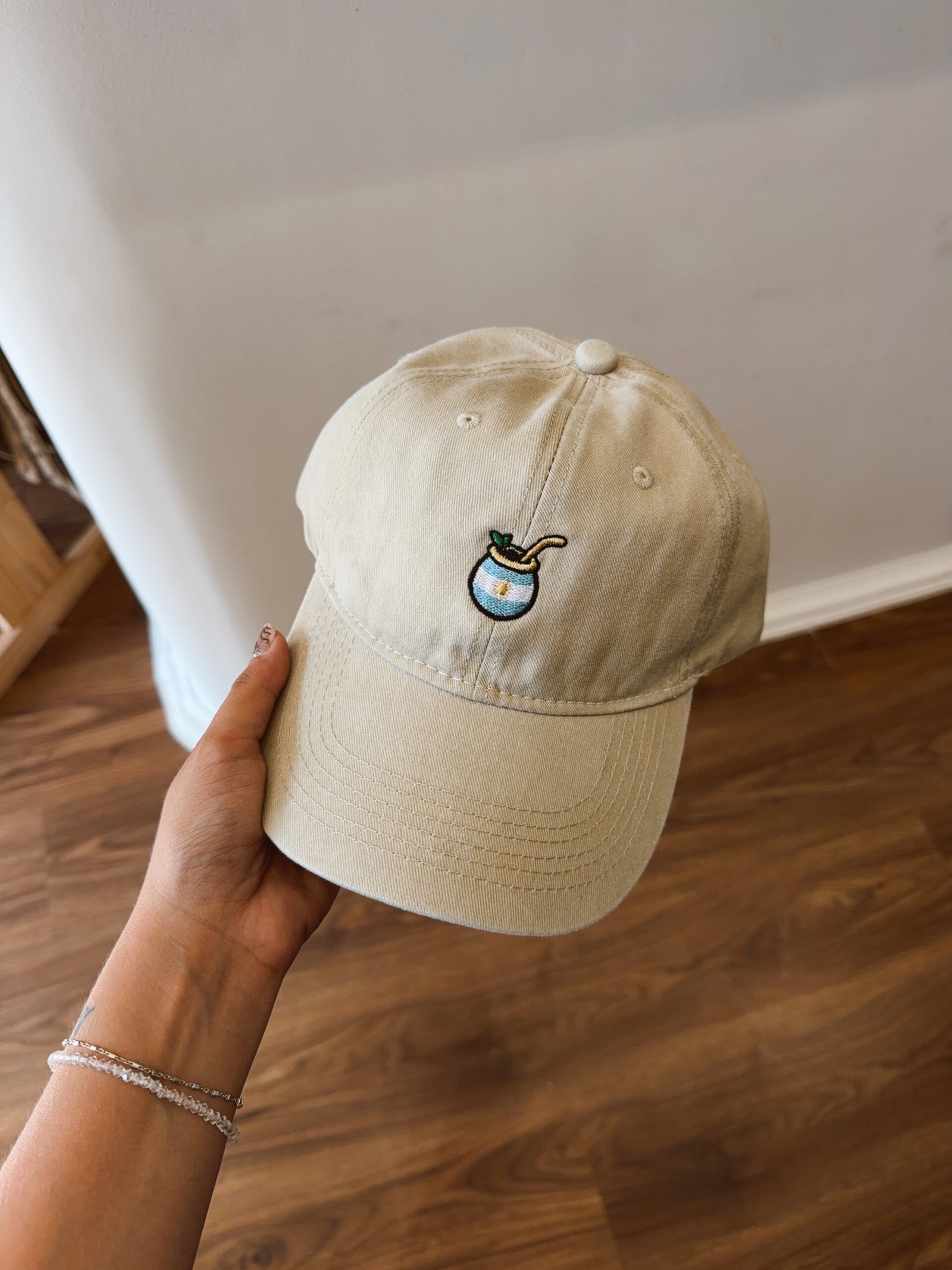 GORRA BORDADA MATE NATURAL