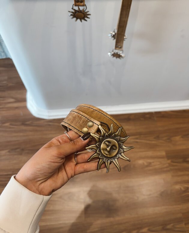 CINTO SOL CON CARA DORADO CUERO CRUDO COCIDO