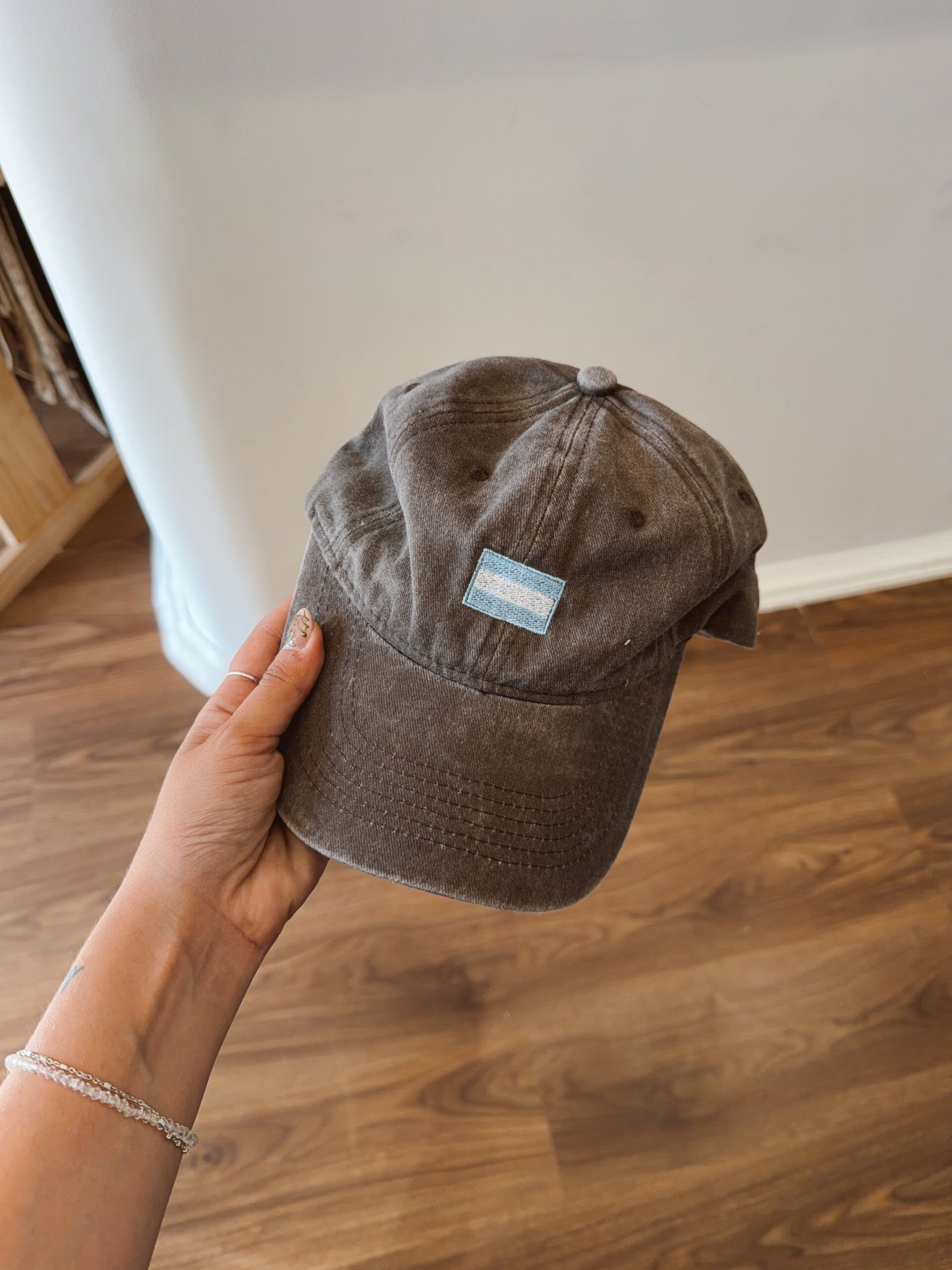 GORRA BORDADA BANDERA ARG MARRON