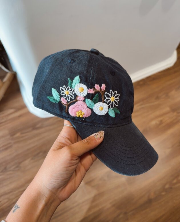 GORRA BORDADA FLORES AZUL