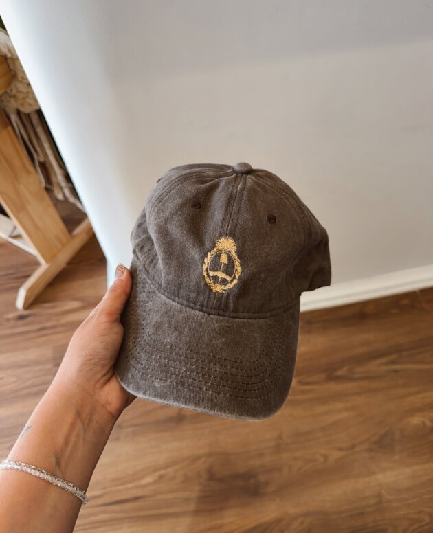 GORRA ESCUDO NACIONAL BORDADA MARRON