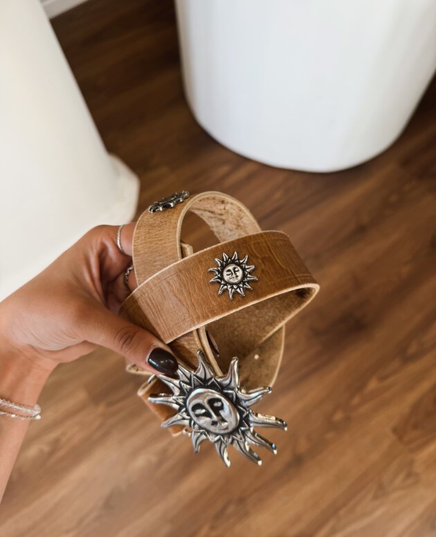 CINTO SOL CON CARA PLATEADO CUERO CRUDO Y APLIQUES