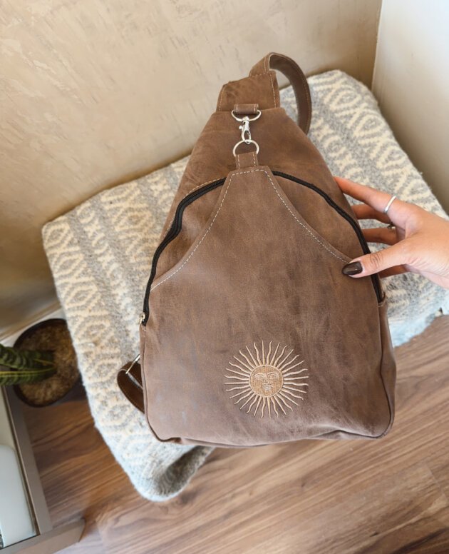 MOCHILA MARRON SOL BORDADA