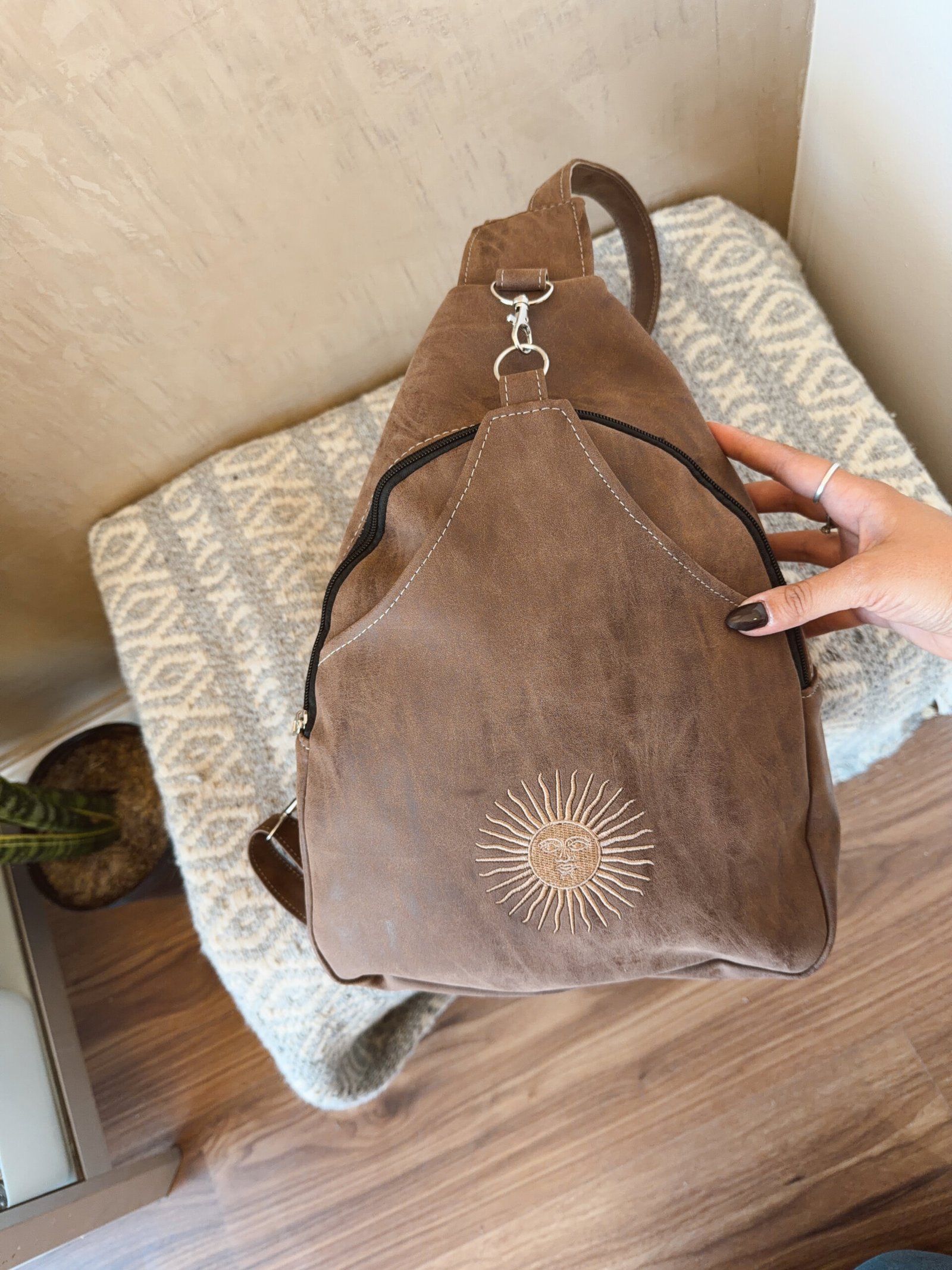 MOCHILA MARRON SOL BORDADA