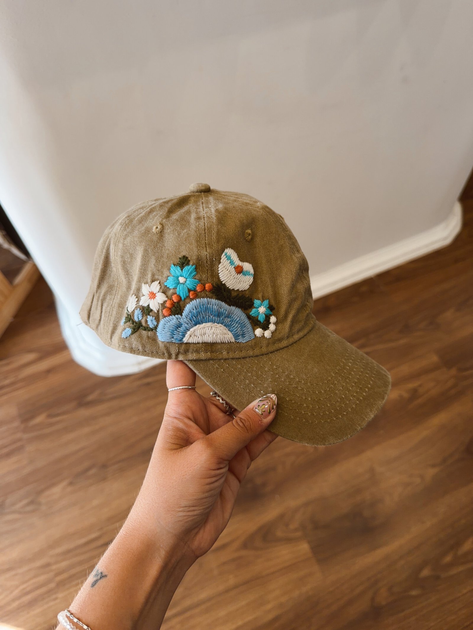 GORRA BORDADA FLORES BEIGE