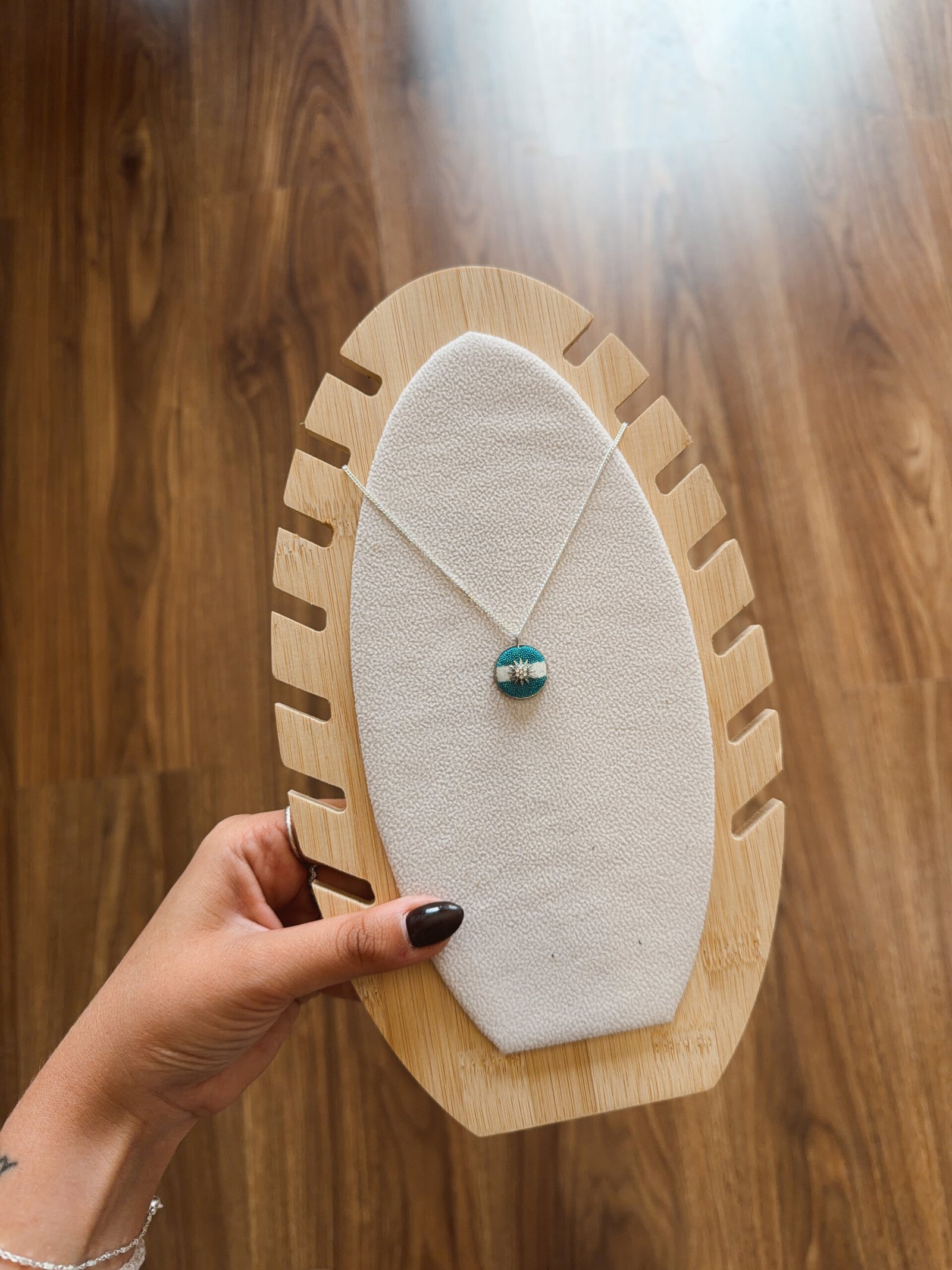 COLLAR MONEDA PLATEADO ACERO - Image 2