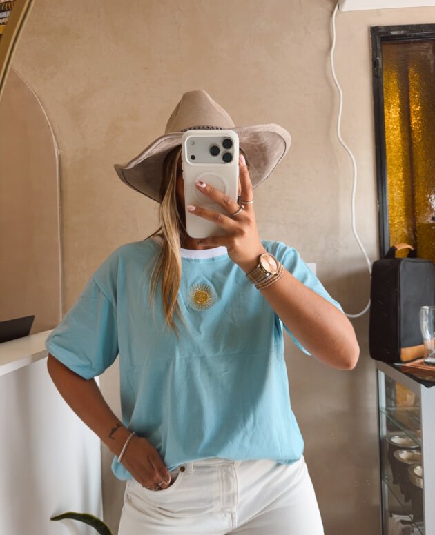 REMERA BASICA SOL BORDADO CELESTE