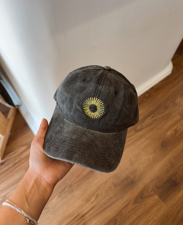 GORRA BORDADA SOLCITO GRIS OSCURO
